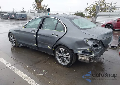 2017 Mercedes-Benz C 300 z USA, uszkodzony, nr VIN 55SWF4JB8HU223124